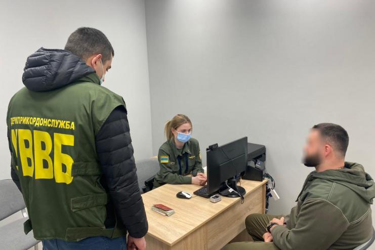 Россиянин пытался подкупить пограничников  двумя тысячами долларов 